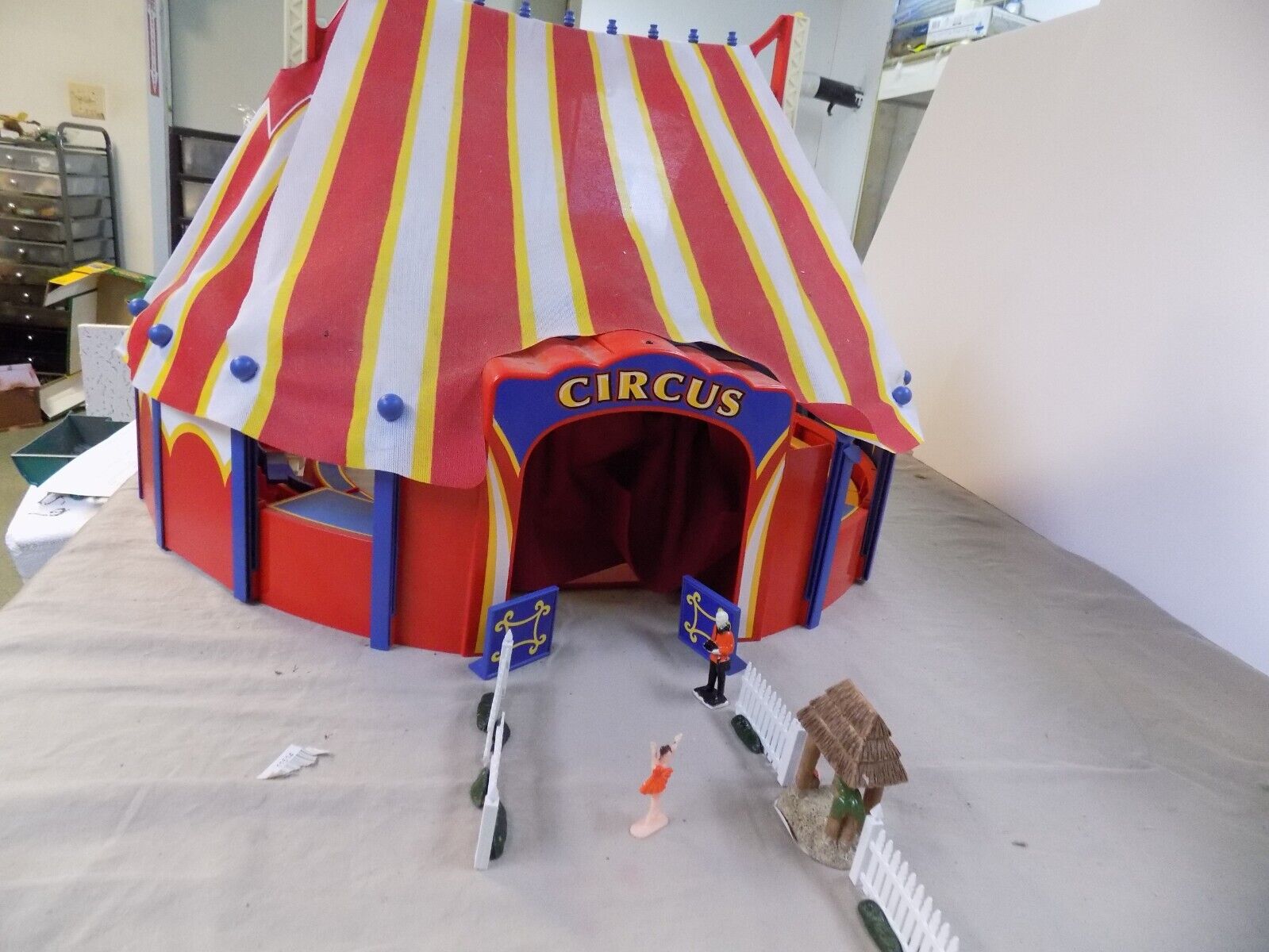Circus Tent With Figures 45mm